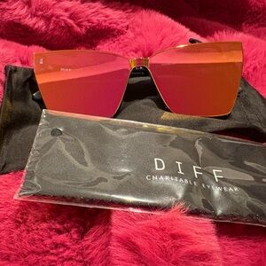 DIFF Goldie COLOR: Apricot Crystal Peach Mirror Sunglasses